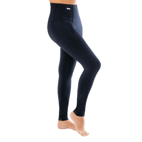 Mulher com uma legging Bioativa com a perna levemente erguida