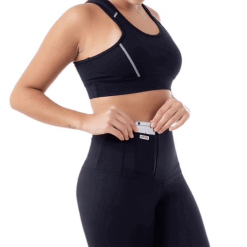 Mulher com top colocando iphone 6s na legging  Bioativa